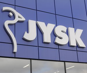 JYSK verkauft pflegeleichten Gartentisch, der euren Outdoor-Bereich in ein stylisches Esszimmer verwandelt