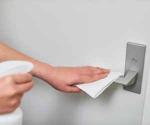 Vergilbte Türen wieder auffrischen: Diese 3 Hausmittel machen sie wieder strahlend weiß