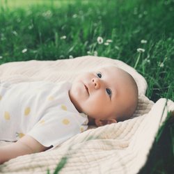 Baby im Frühling anziehen: 11 Tipps, damit sich euer Nachwuchs wohlfühlt