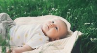 Baby im Frühling anziehen: 11 Tipps, damit sich euer Nachwuchs wohlfühlt