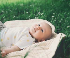 Baby im Frühling anziehen: 11 Tipps, damit sich euer Nachwuchs pudelwohl fühlt