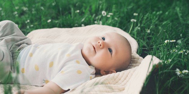Baby im Frühling anziehen: 11 Tipps, damit sich euer Nachwuchs pudelwohl fühlt