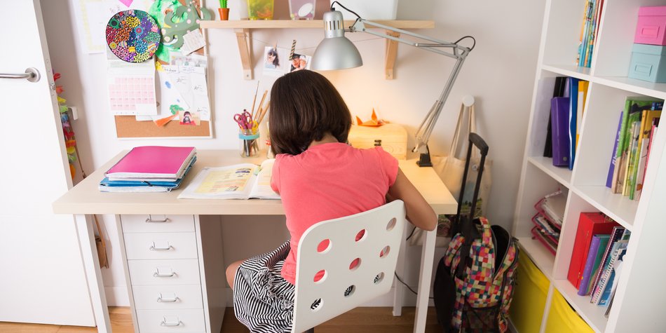 Schreibtisch für Kinder: 6 wichtige Regeln | familie.de