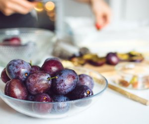 Pflaumen frisch halten: Deshalb darf dieses Obst nicht in der Nähe sein