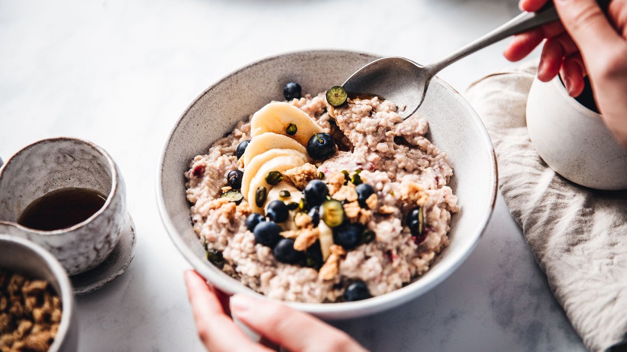 Porridge selber machen ist gar nicht schwer, aber schmeckt gut und ist ein gesundes Frühstück.