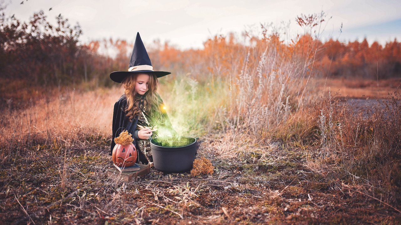 Kleine Hexe setzt einen Zaubertrank an.