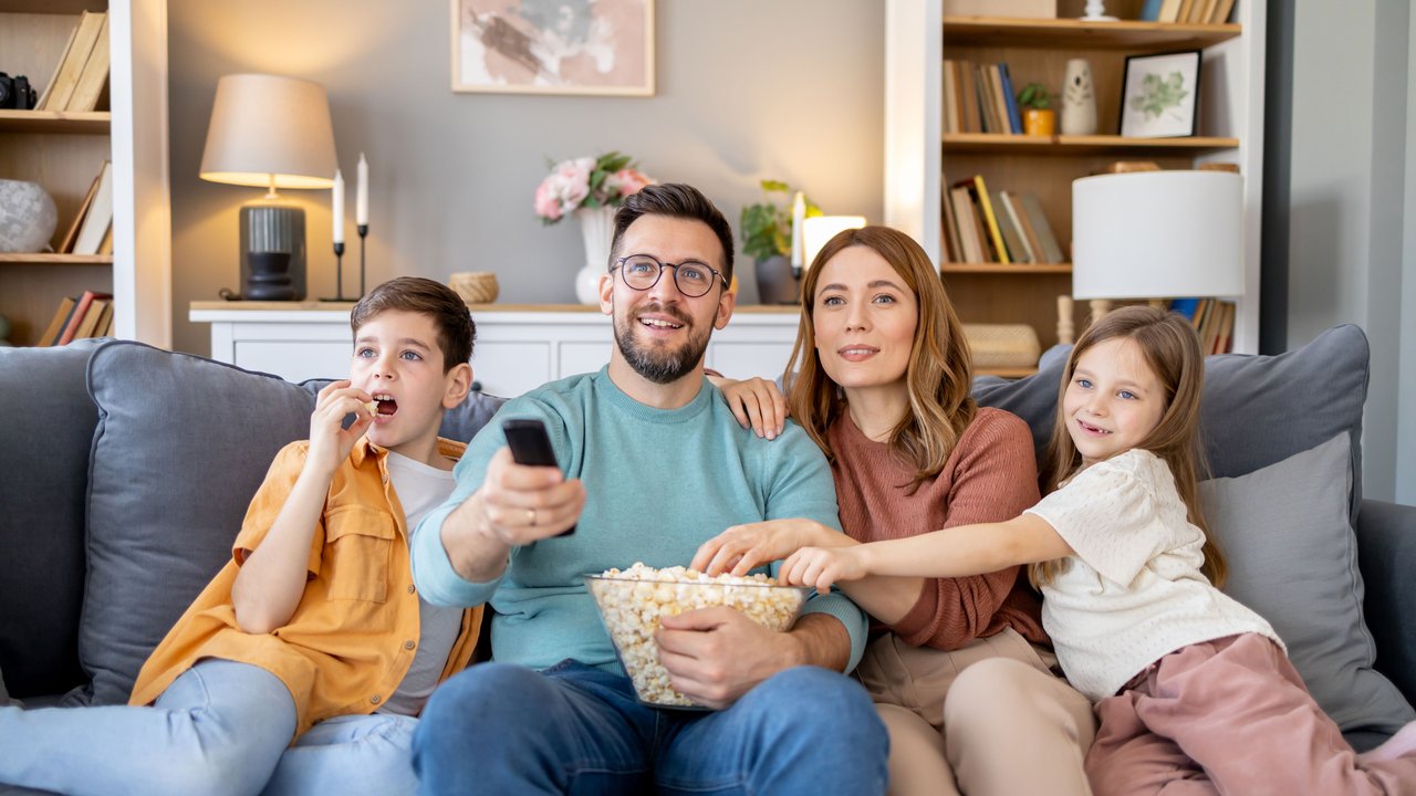 Familie schaut zusammen TV