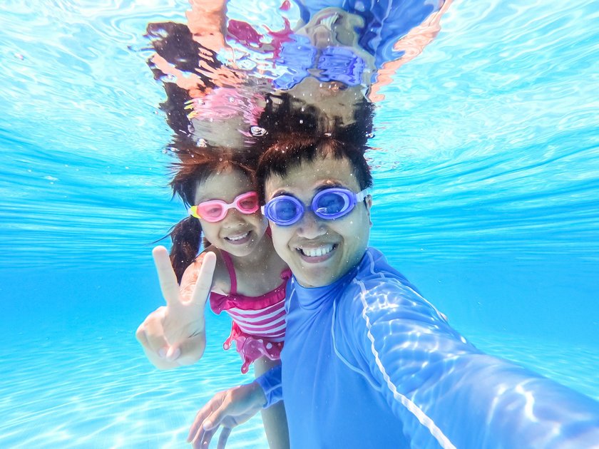Vater und Tochter Selfie im Schwimmbad