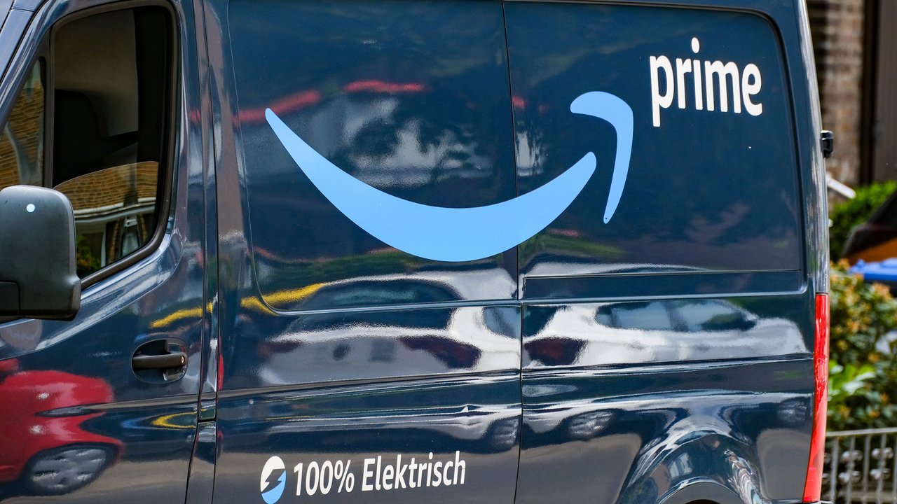 Bei Amazon gibt es Verdunklungsrollos ohne Bohren.