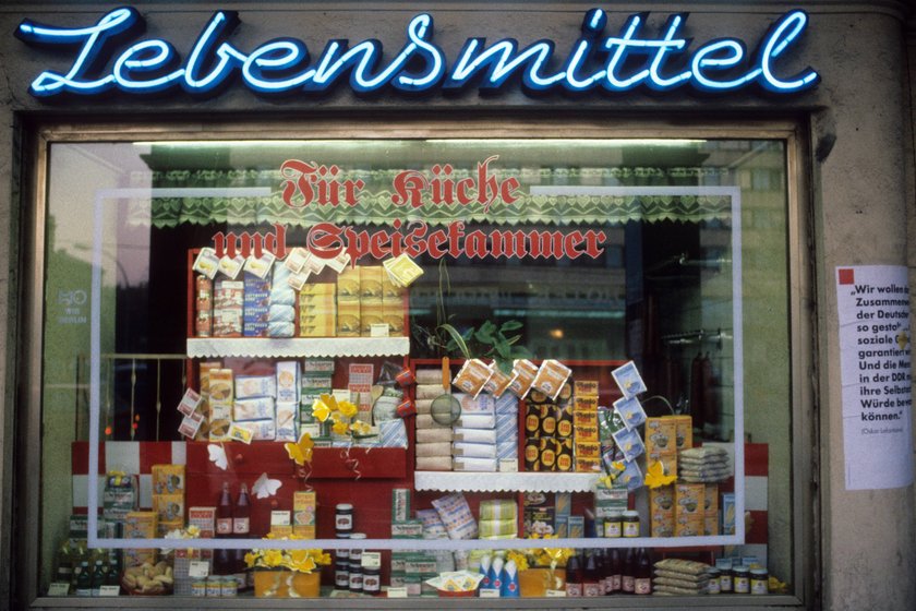 Schaufenster eines Lebensmittelgeschäfts in Ost-Berlin (DDR)
