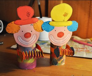 Lustige Clowns basteln: witziges Klorollen-Upcycling in 8 Schritten