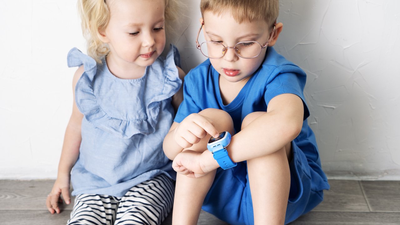 Kinderuhr-Test: Kinder mit Uhr