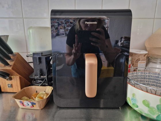 Panasonic Airfryer NF-CC600AXE im Test: Die kompakte und optisch schöne Heißluftfritteuse hat ihren Platz bei uns gefunden.