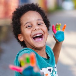 5 Säulen der Erziehung: Mehr Resilienz für glückliche Kinder