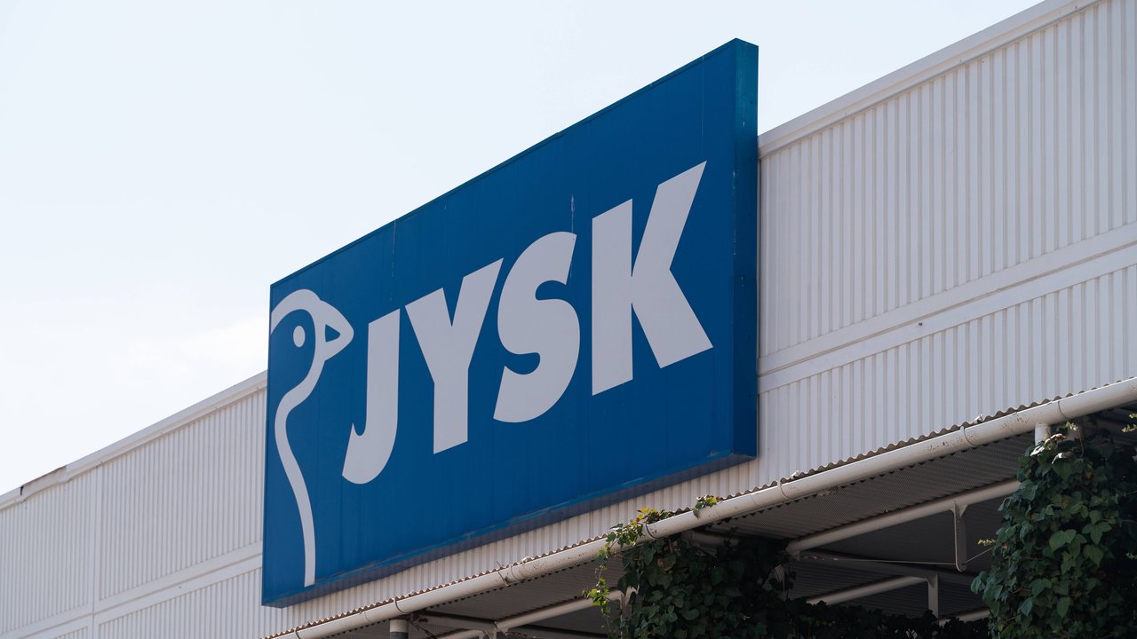JYSK Logo an einem Gebäude