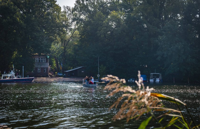 Auf dem Tegeler See macht Bootfahren besonders viel Spaß.