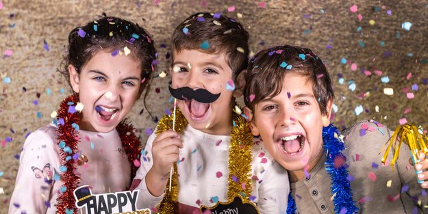 Silvester mit Kindern feiern: Mit diesen 11 Ideen vergeht die Zeit bis Mitternacht schneller