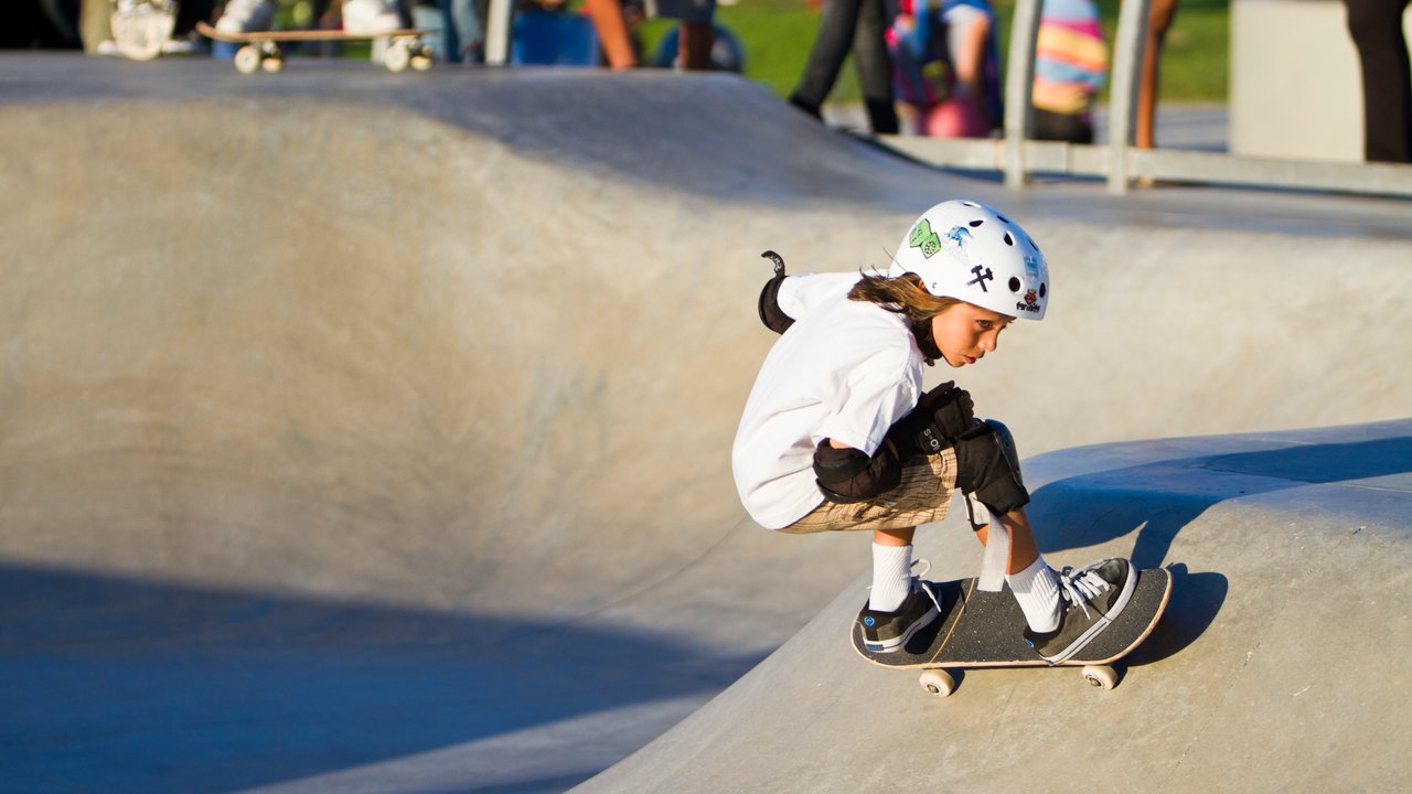 Kinderskateboard: Kind mit Skateboard