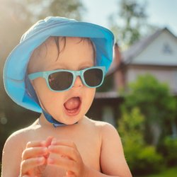 Kleiner Kopf, große Gefahr: Sonnenstich bei Babys & Kleinkindern – so sollten Eltern reagieren