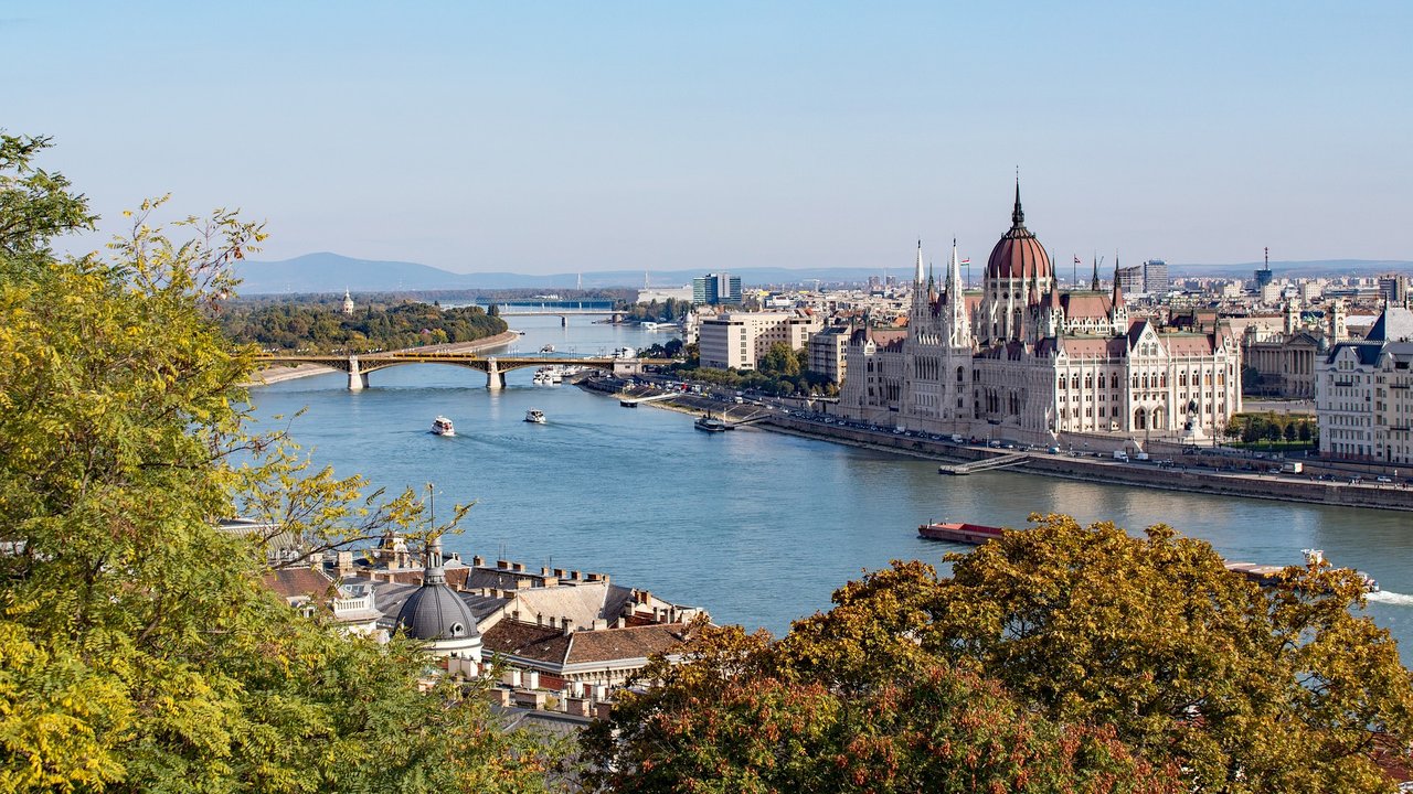 Auf ihrem Weg fließt die Donau unter anderem durch Budapest.