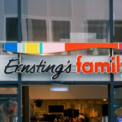 Ernsting's family setzt mit dieser rosafarbenen Kissenhülle modische Akzente auf den Balkon