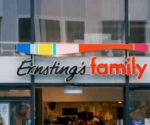 Diese rosafarbene Kissenhülle von Ernsting's family verschönert deine Balkon-Sitzecke