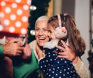 &quot;Immer&#x20;sch&#x00F6;n&#x20;artig&#x20;sein&#x21;&quot;&#x3A;&#x20;7&#x20;Wege,&#x20;wie&#x20;ihr&#x20;Weihnachten&#x20;mit&#x20;Boomer-Gro&#x00DF;eltern&#x20;&#x00FC;bersteht