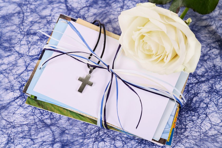 Geschenk Firmung: Buch mit Kreuz