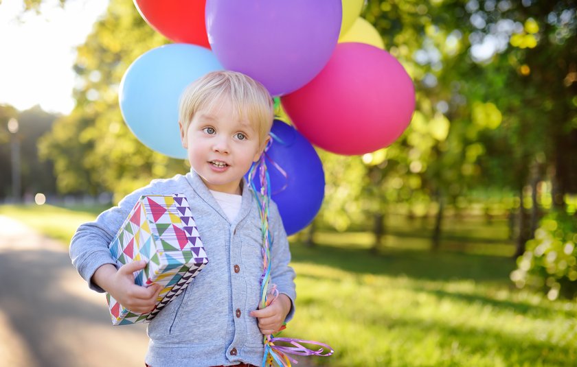 Geschenke 4 jährige Jungs: Junge mit Geschenk in der Hand