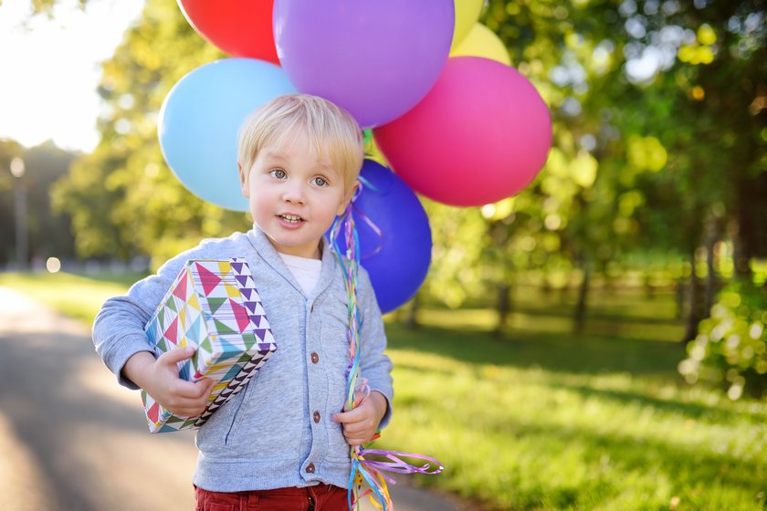 Geschenke 4 jährige Jungs: Junge mit Geschenk in der Hand