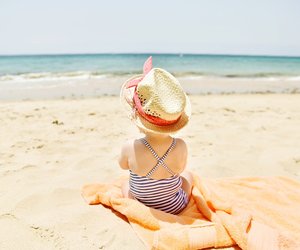 Expertinnen-Tipps: Wie ihr Sonnenbrand beim Baby behandelt und verhindert
