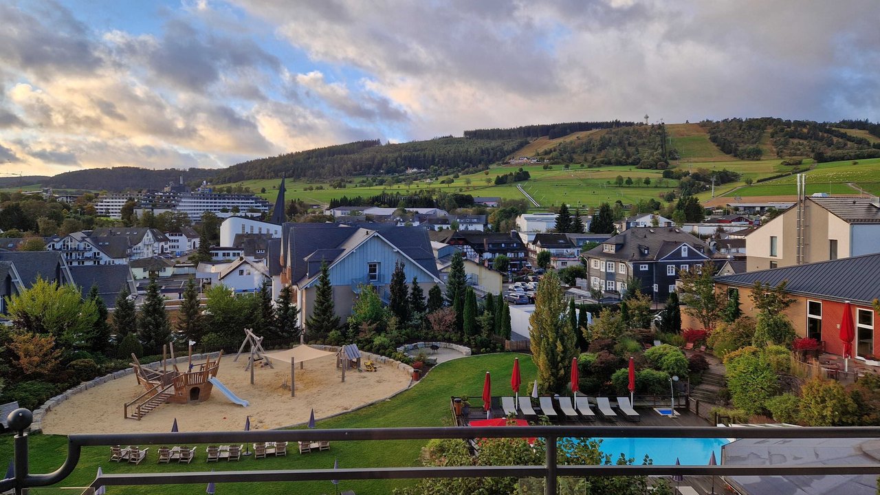 Sauerland mit Kindern: Herrlicher Ausblick über Willingen im (Hoch-)Sauerland vom Familotel Sonnenpark