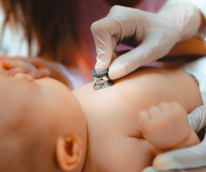 Durchfall beim Baby: Wie ihr ihn erkennt und ab wann ihr zum Arzt müsst
