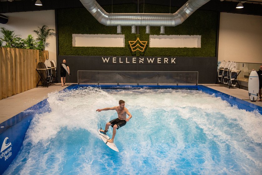 Ein Blick in die Indoor-Surfhalle von Wellenwerk