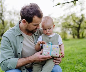 15 sinnvolle Geschenk­e für 1-jährige Kinder, die lange Freude bereiten