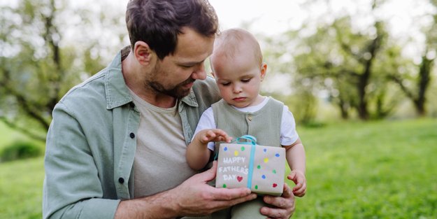 15 sinnvolle Geschenk­e für 1-jährige Kinder, die lange Freude bereiten