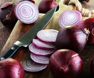 Zwiebeln schneiden ohne Tränen: Mit diesen Tricks klappt es