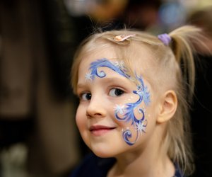 Kinderschminken: Eiskönigin Elsas Make-up zum Nachschminken