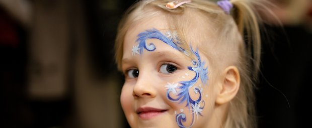 Kinderschminken: Eiskönigin Elsas Make-up zum Nachschminken