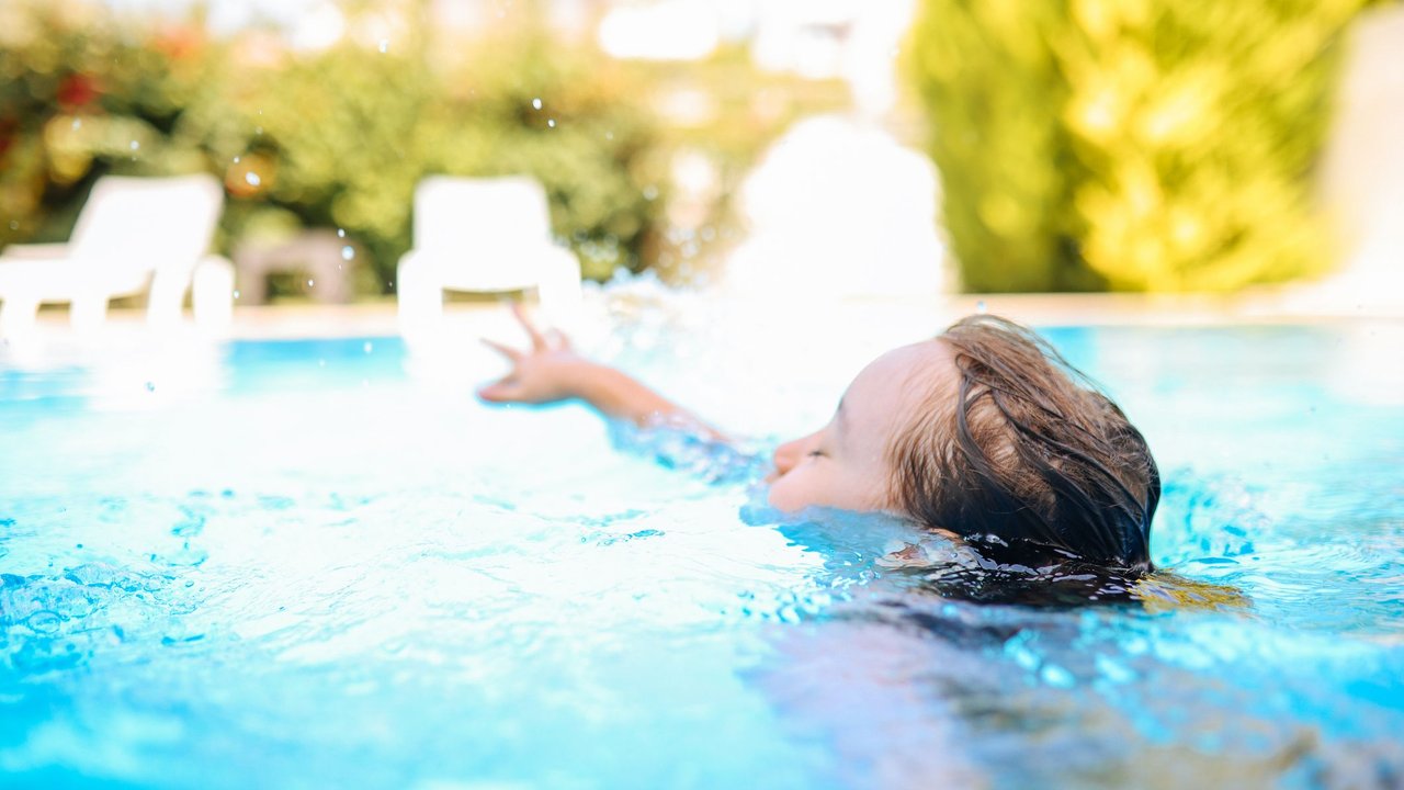 Kind schwimmt im Wasser: Immer eine Situation, die Aufmerksamkeit erfordert. Sekundäres Ertrinken ist allerdings ein Mythos.