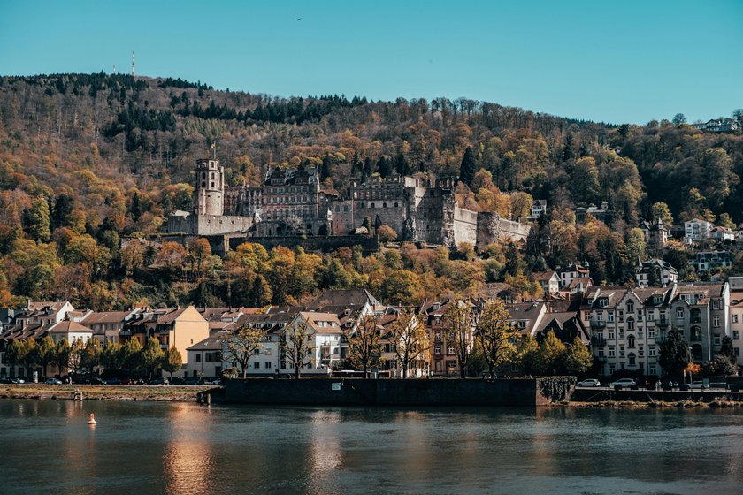 Blick auf das Heidelberger Schloss über den Neckar hinweg