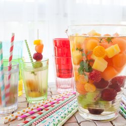 Leckere Kinderbowle-Ideen: 6 Rezepte mit und ohne Fruchtstückchen