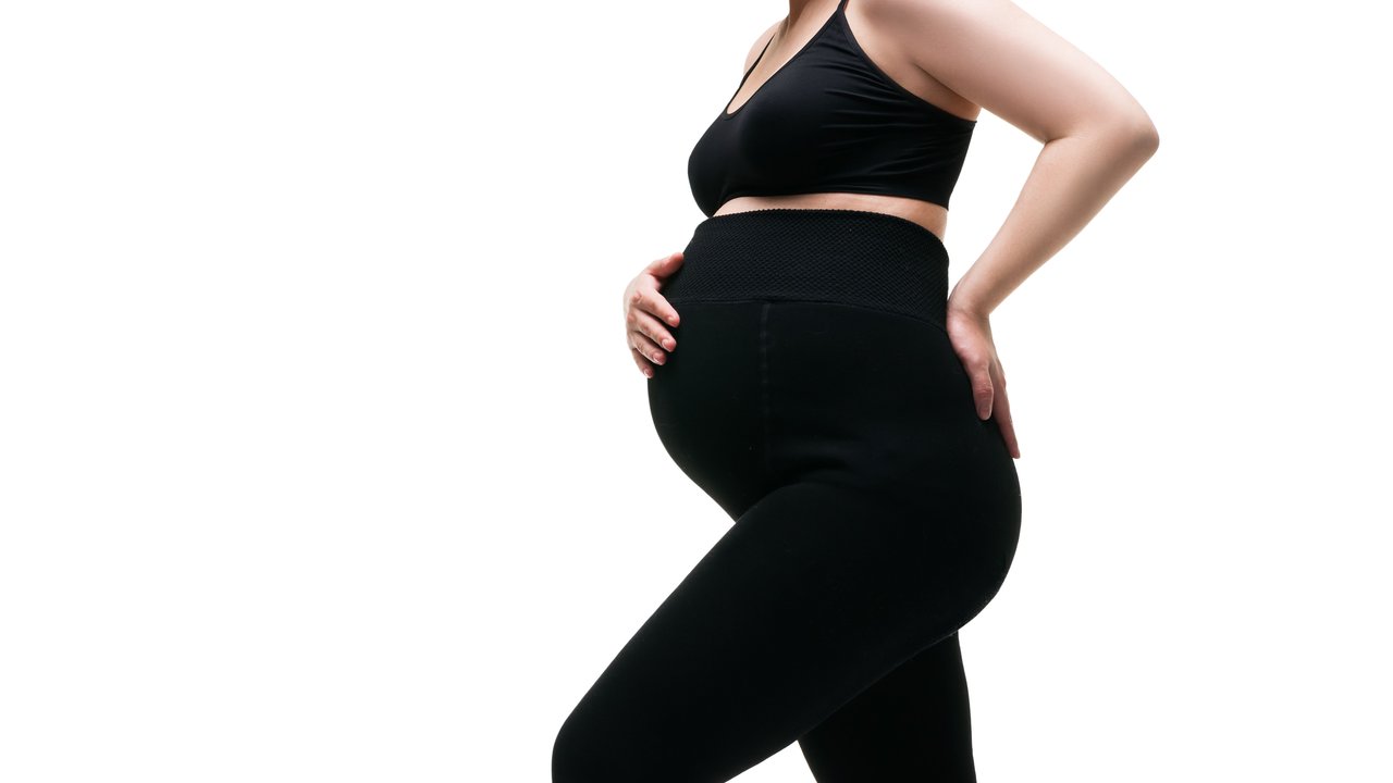 Werdende Mama trägt schwarze Schwangerschaftsstrumpfhose