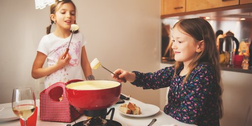 Klassisch, exotisch, süß: 5 Fondue-Ideen, die euch schmecken werden