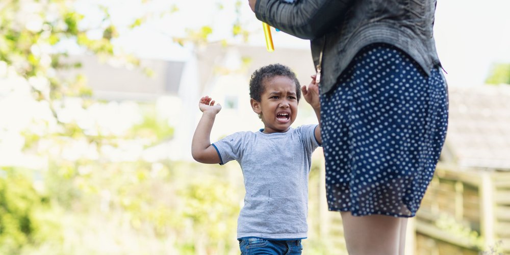 Hilfe, unser Kind schlägt uns Eltern: So reagieren wir in dieser Situation richtig