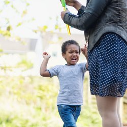 Hilfe, unser Kind schlägt uns Eltern: So reagieren wir in dieser Situation richtig