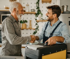 Psychologie: 5 Begrüßungsarten, die deine soziale Herkunft zeigen