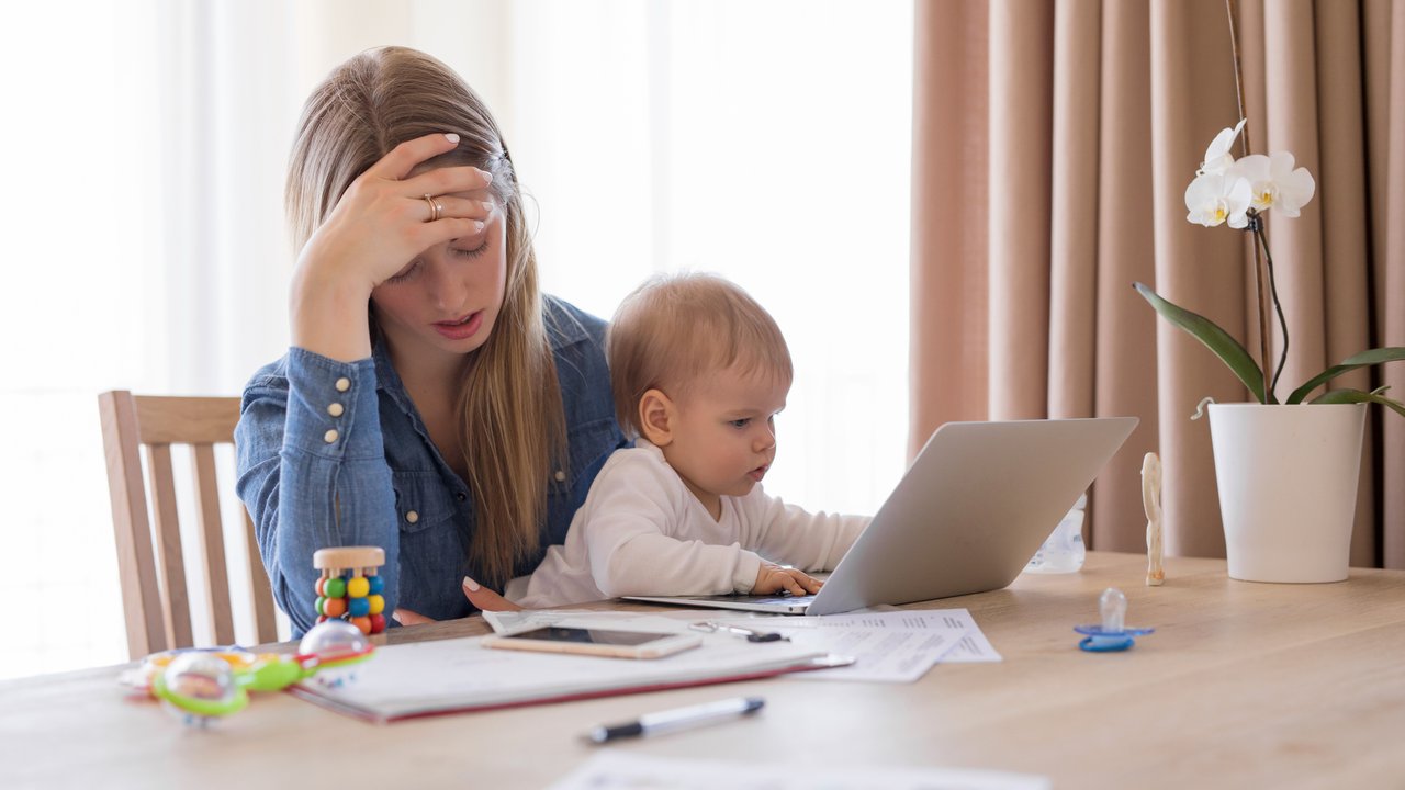 Neue Studie: Mutter werden macht arm