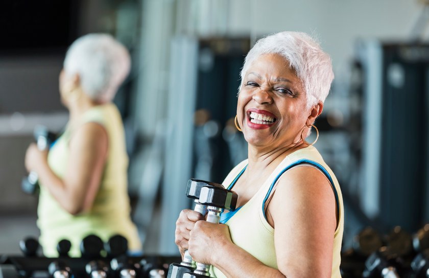 Boomer-Fitnessmythen: Frau trainiert mit Hanteln