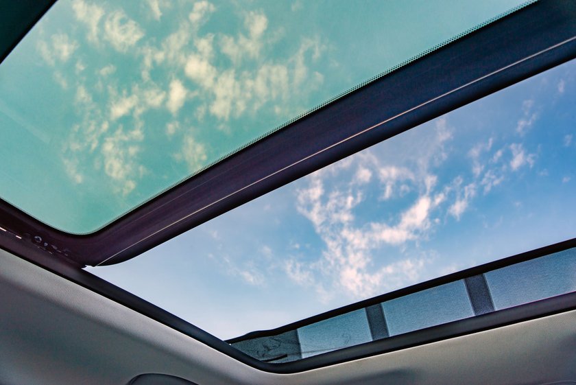 Ein Schiebedach im Auto vor blauem Himmel